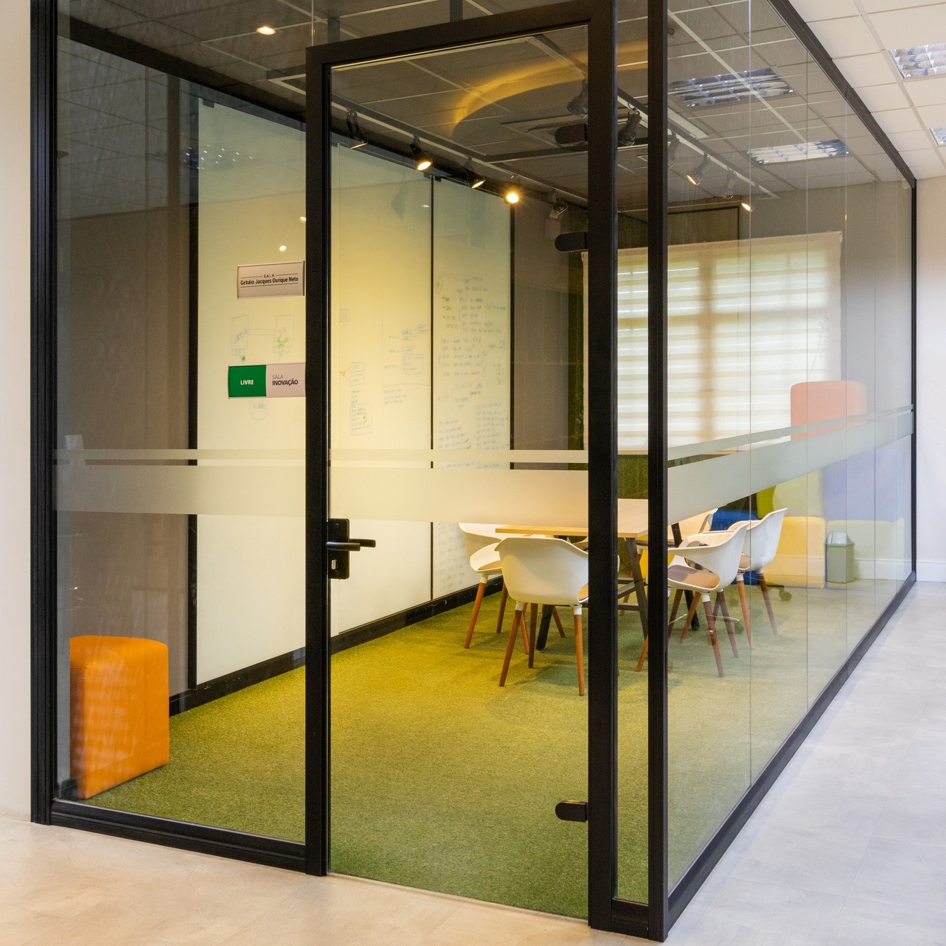 Sala de reuniões desenvolvida e projetada pela Gmobili para a empresa CCTI COOP